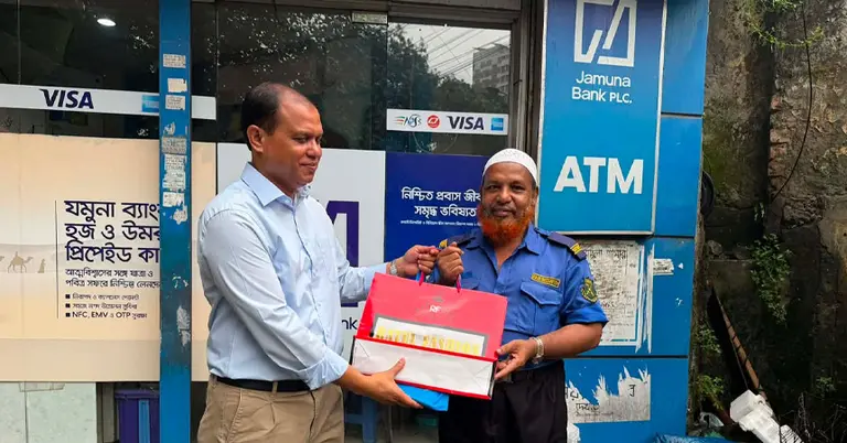 প্রেস সেক্রেটারি আতিকুর রহমান উপহার তুলে দিচ্ছেন